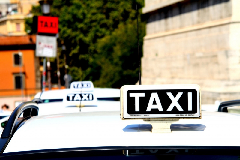 taxis-MAZAUGUES-min_taxi_auto_rome_road_white-1051610